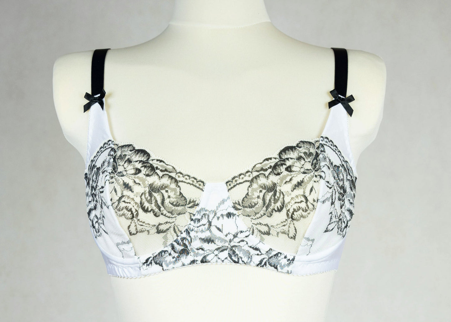 white and black lace Alice soft cup bra, size US 34C or EU 75C