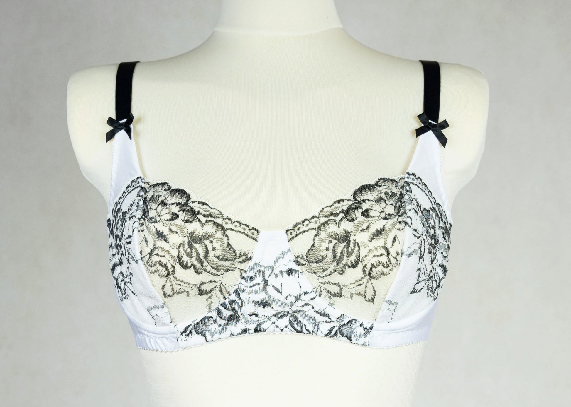 white and black lace Alice soft cup bra, size US 34C or EU 75C