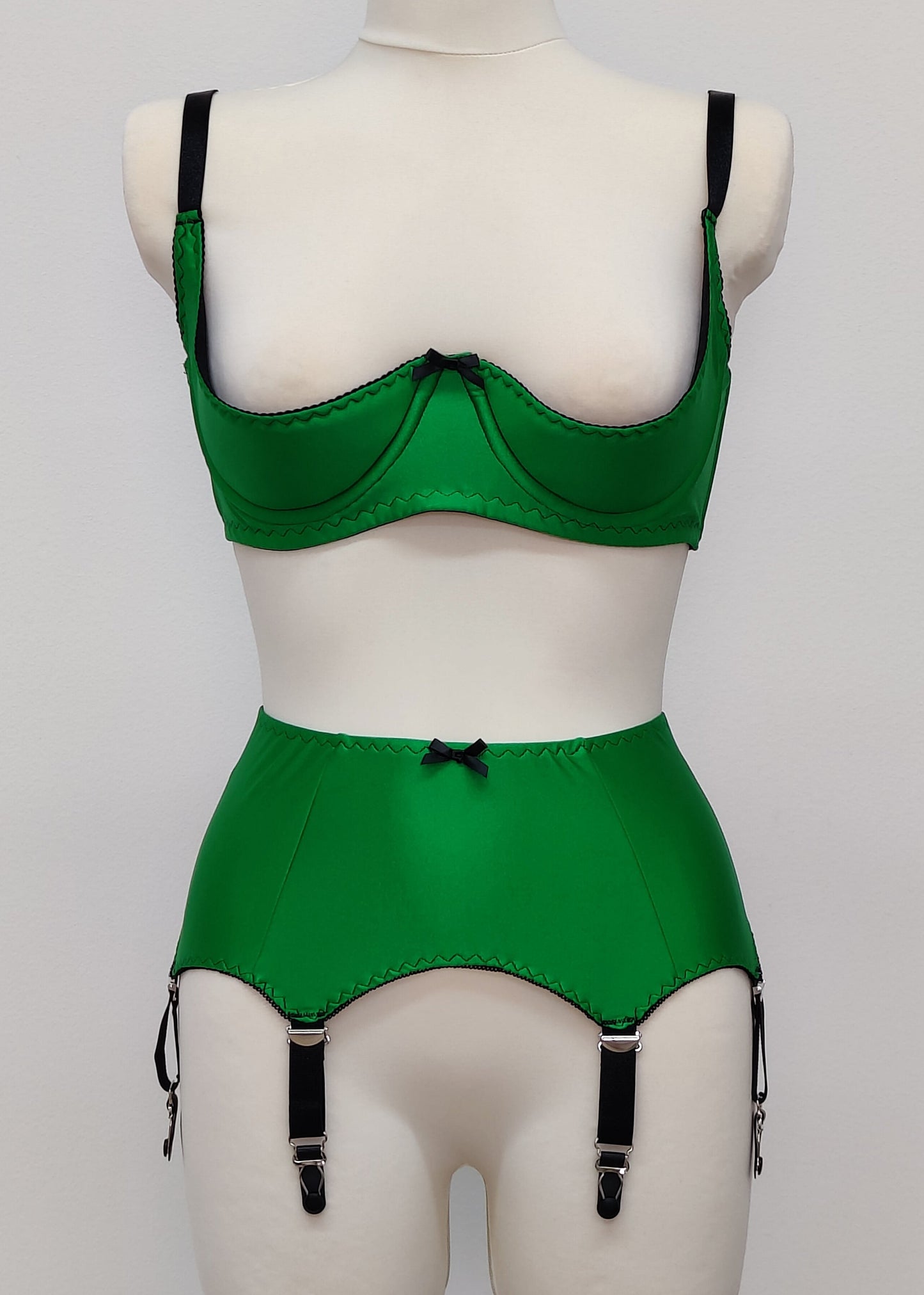 emerald green, 6 black straps, vintage style Greta garter belt , show with matching Gina quarter cup bra