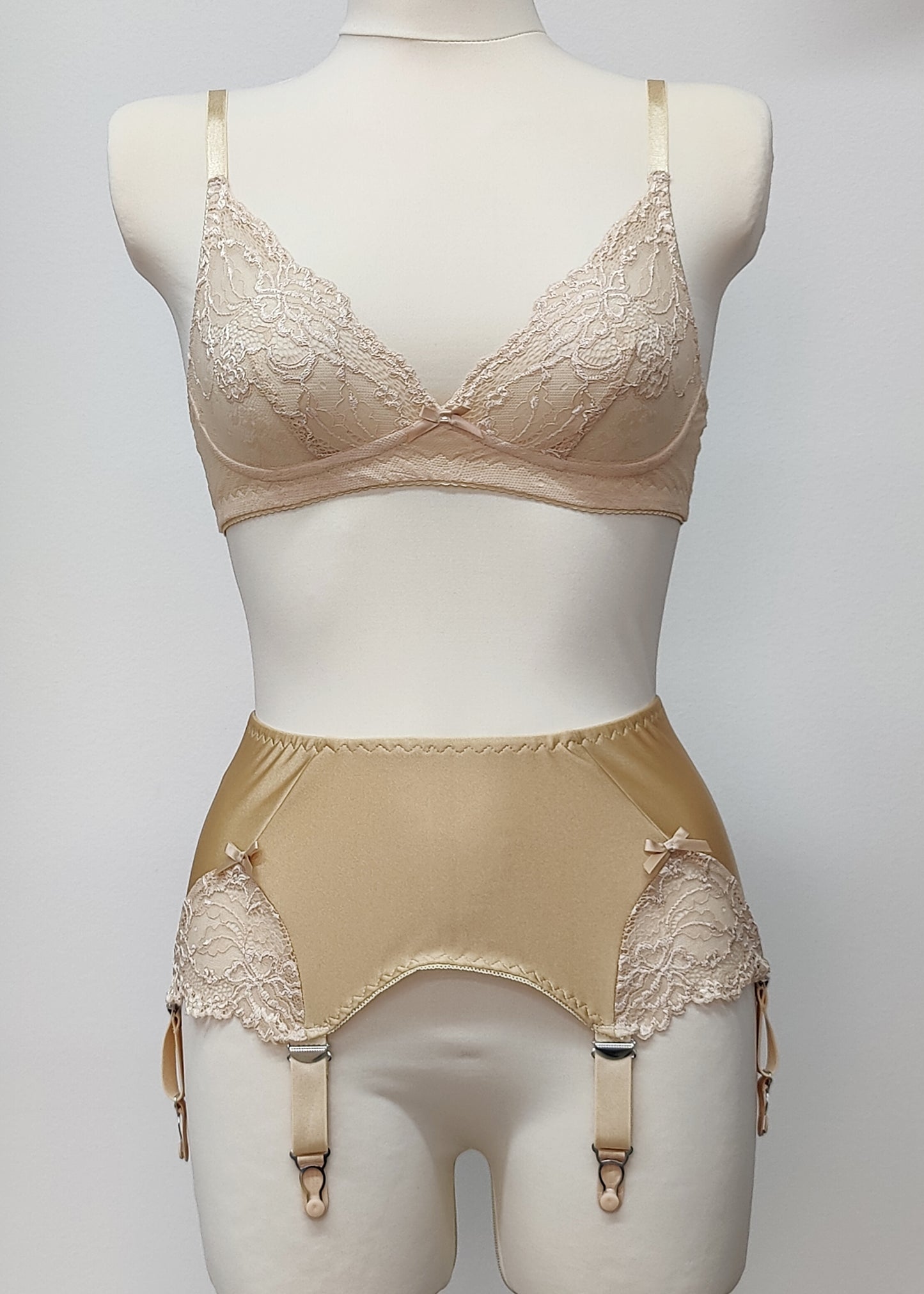 beige 6 strap garter belt with side lace panels