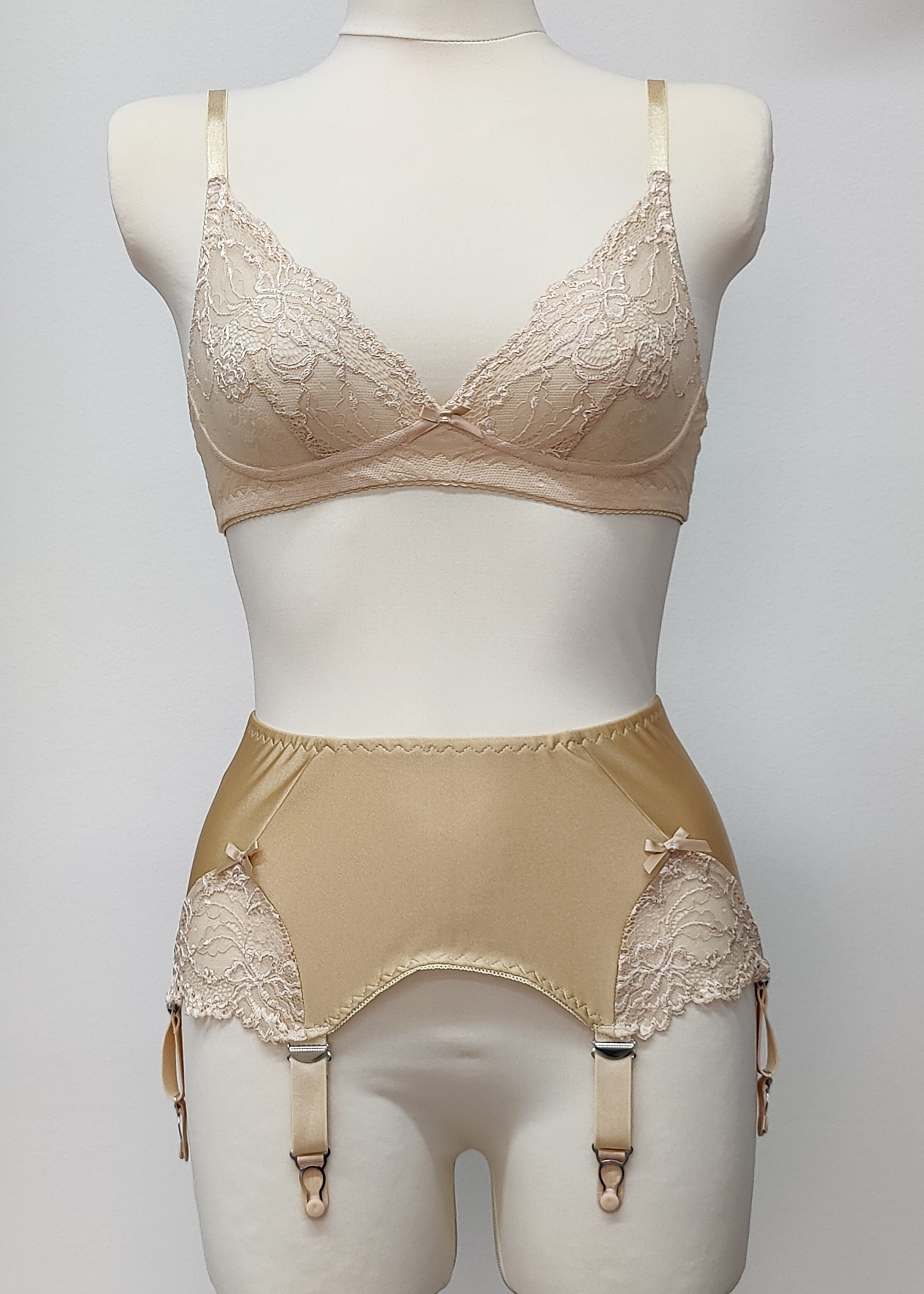 beige 6 strap garter belt with side lace panels