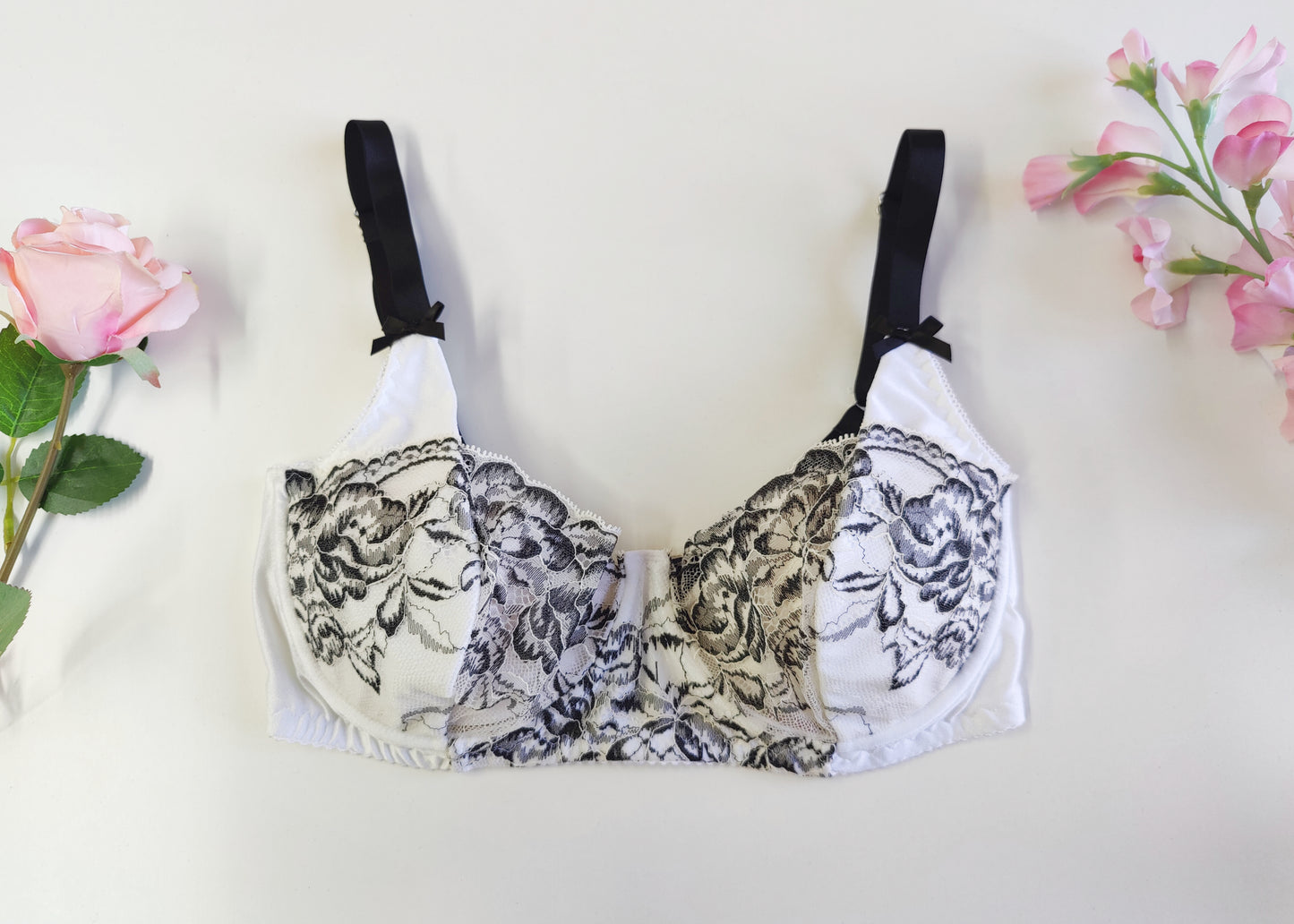 white and black lace soft cup bra, size US 34C or EU 75C