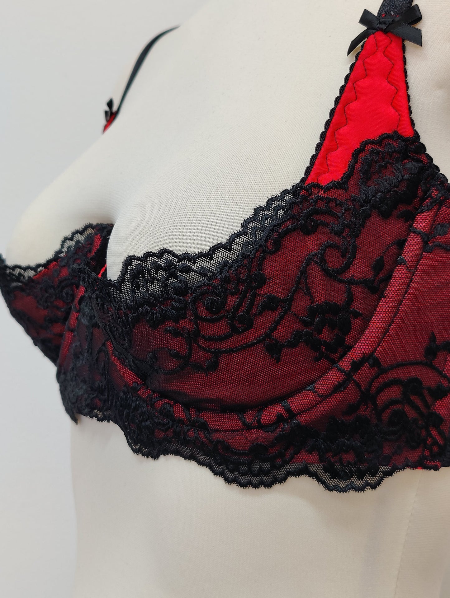 red quarter cup bra with black lace, side view detail