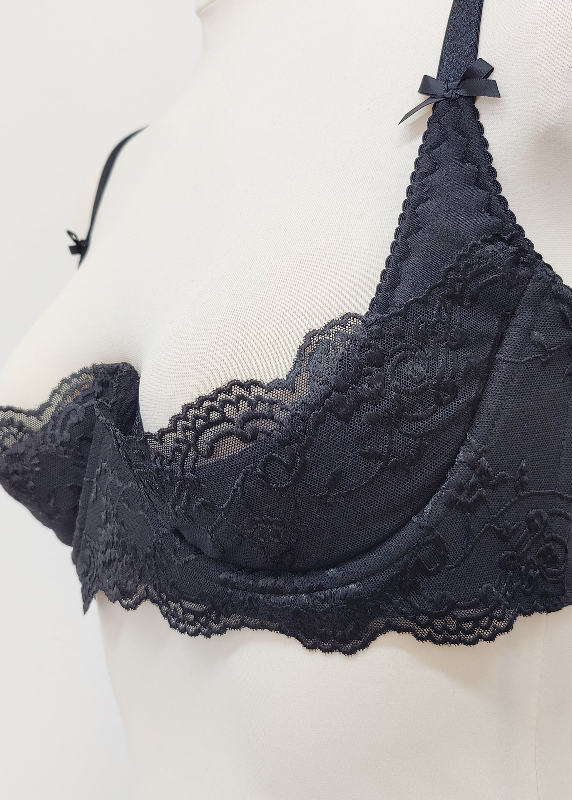 black quarter cup Lucrezia bra with black lace, detail