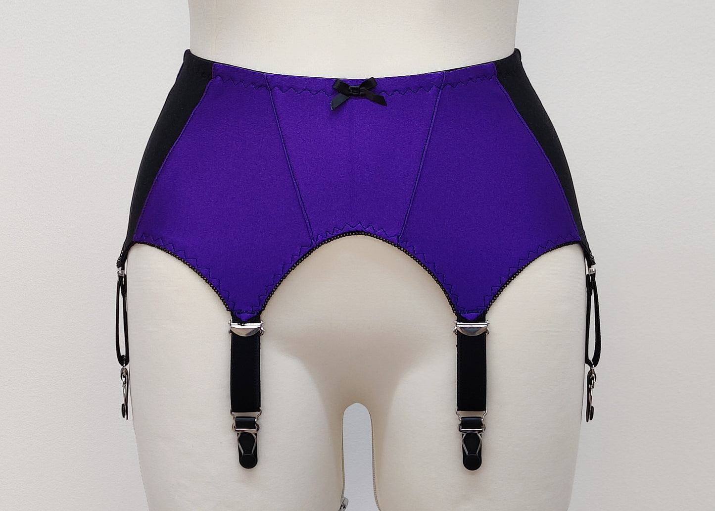 GILDA Retro Garter belt in Black, Magenta, Blue