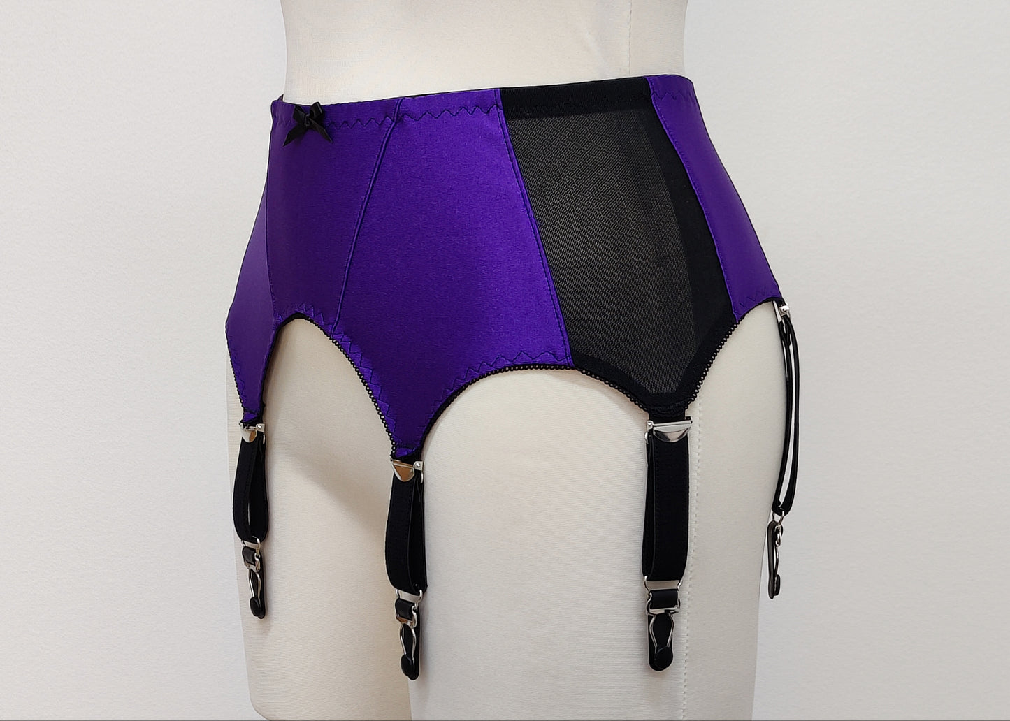 GILDA Retro Garter belt in Black, Magenta, Blue