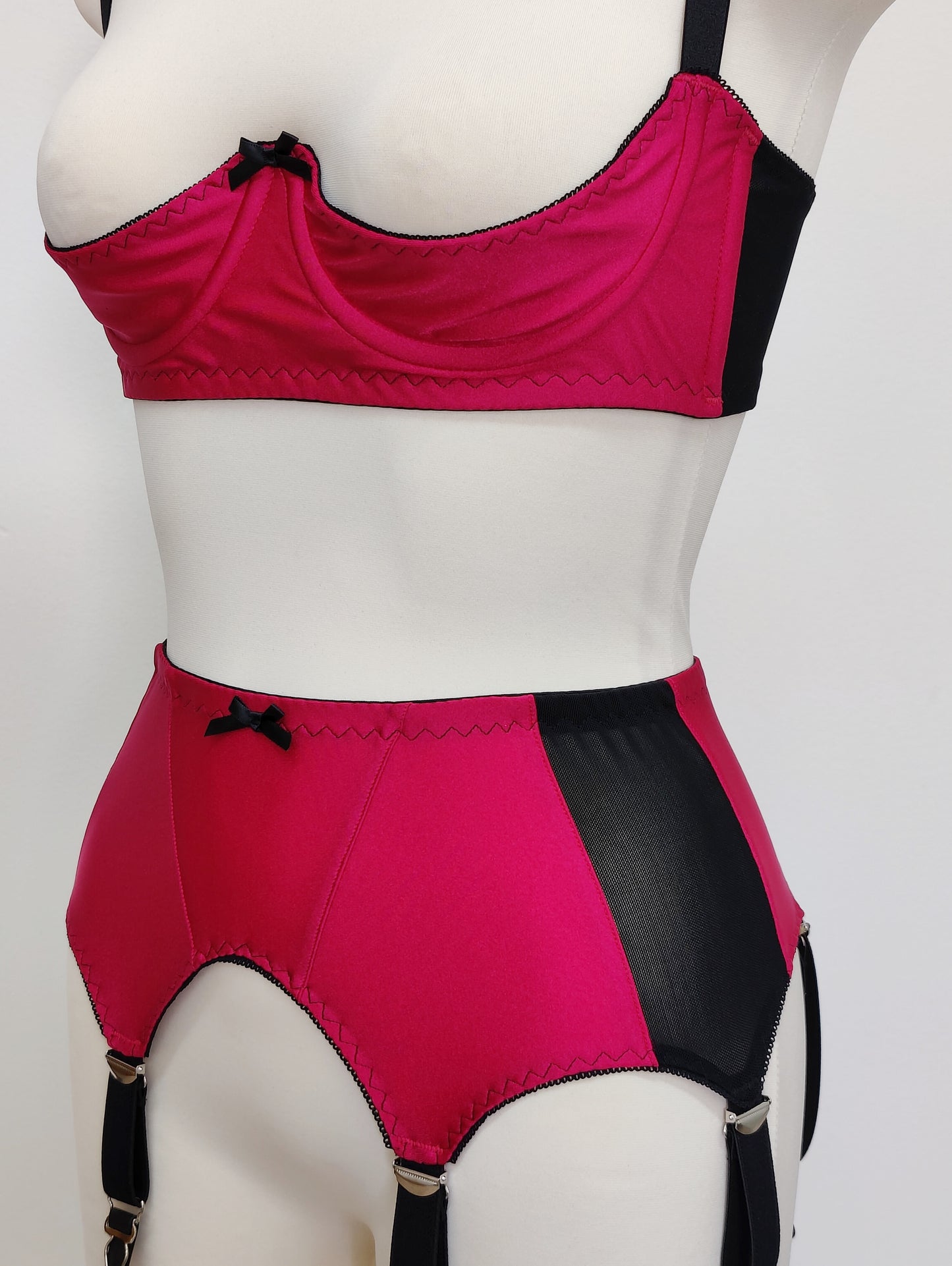 GILDA Retro Garter belt in Black, Magenta, Blue