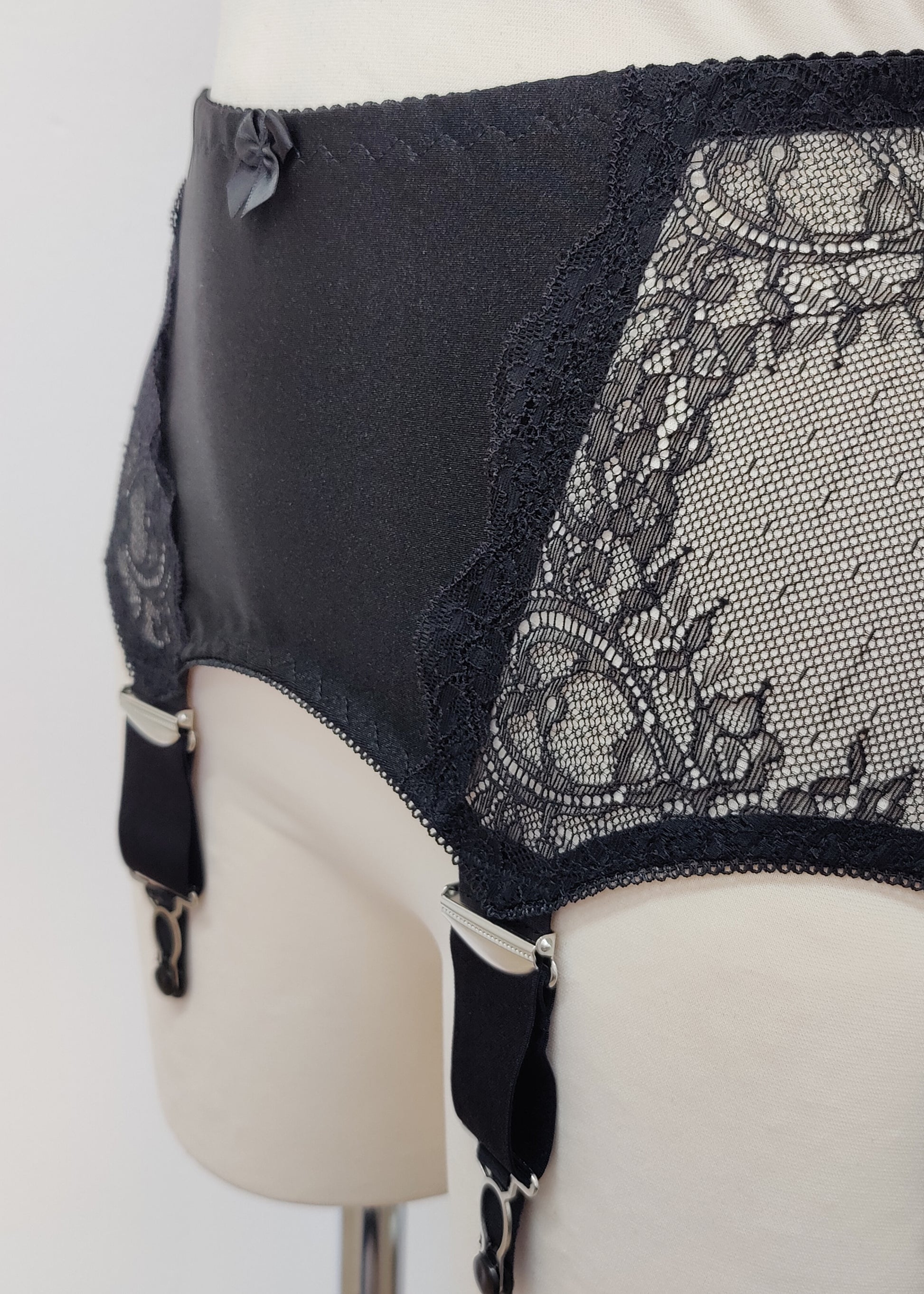 wide retro style Liliane garter belt with  6 extra wide straps and black lace side panels, detail