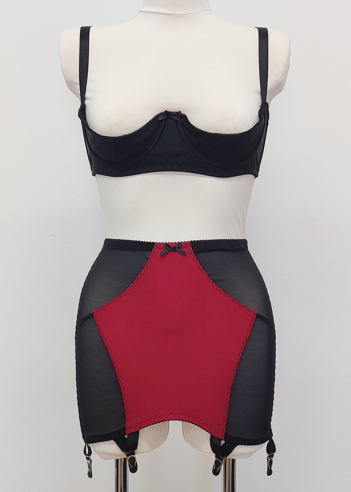 GINA-BH mit offenen Körbchen in Rosa, Rot, Beige, Blau, Weiß und Schwarz