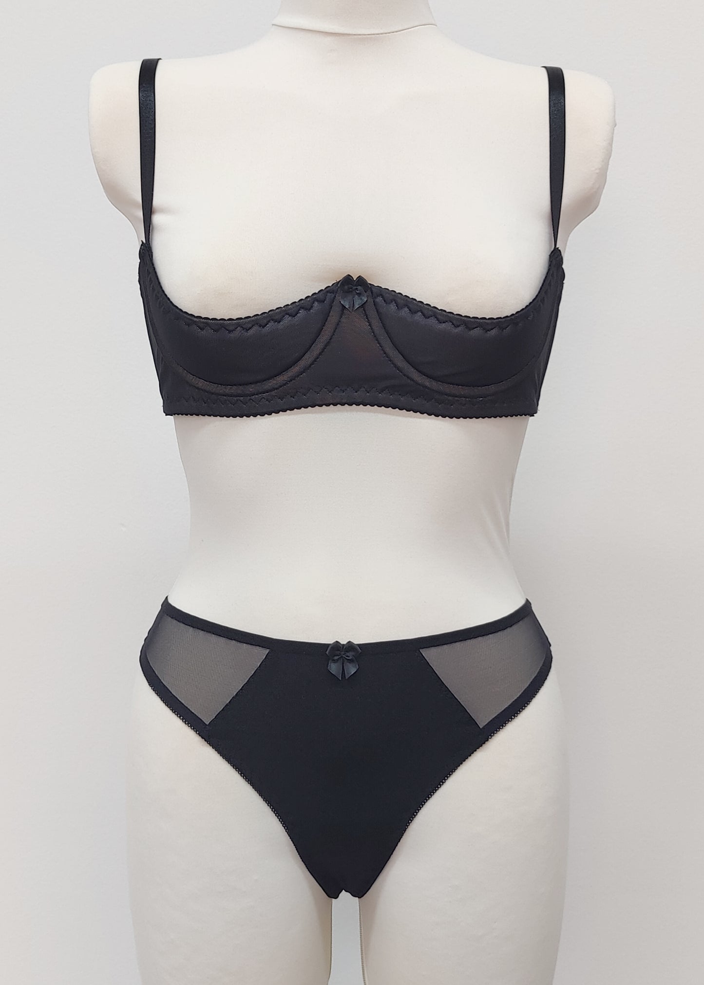 MIA Bikini-String oder Höschen mit hoher Taille