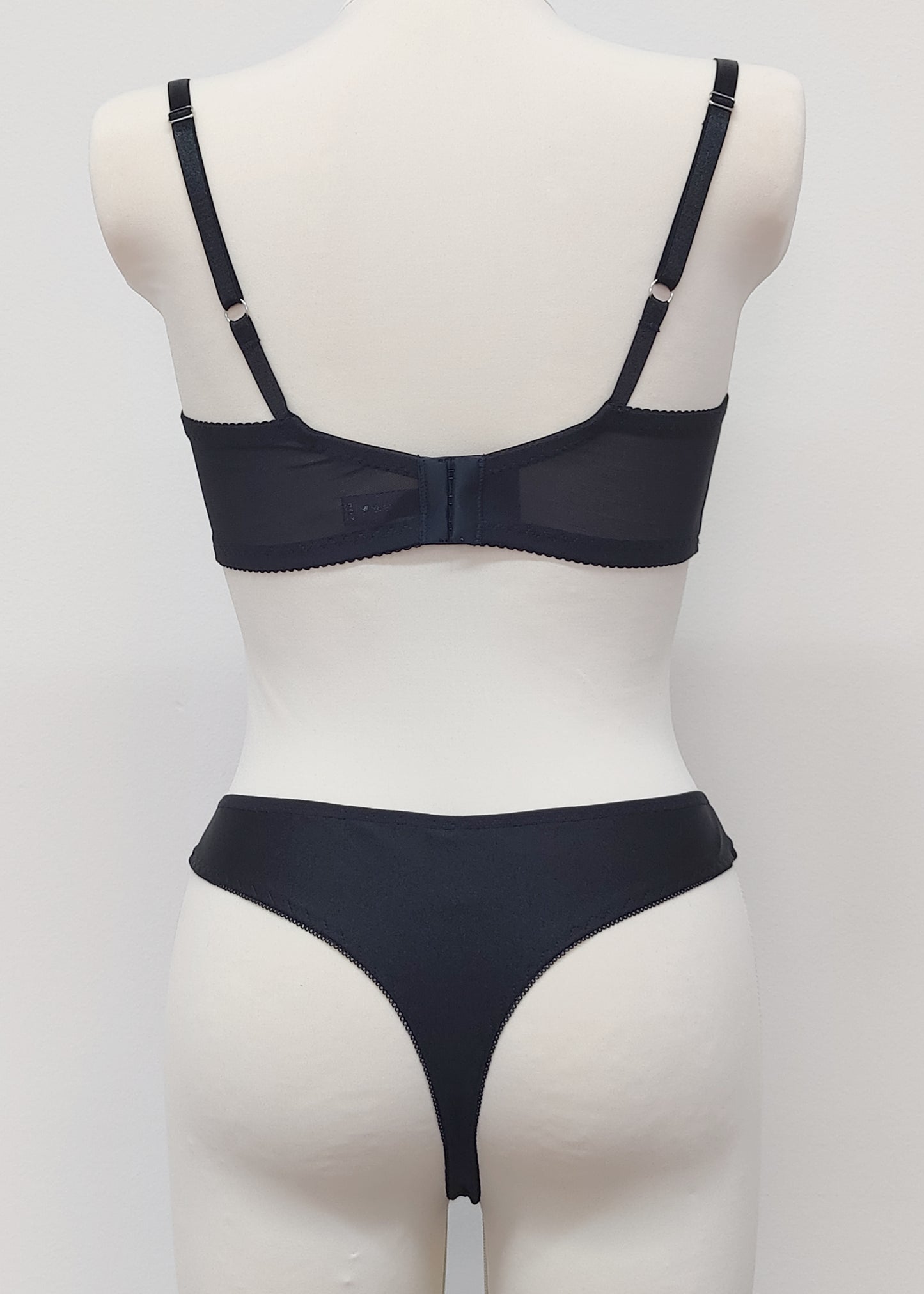 MIA Bikini-String oder Höschen mit hoher Taille