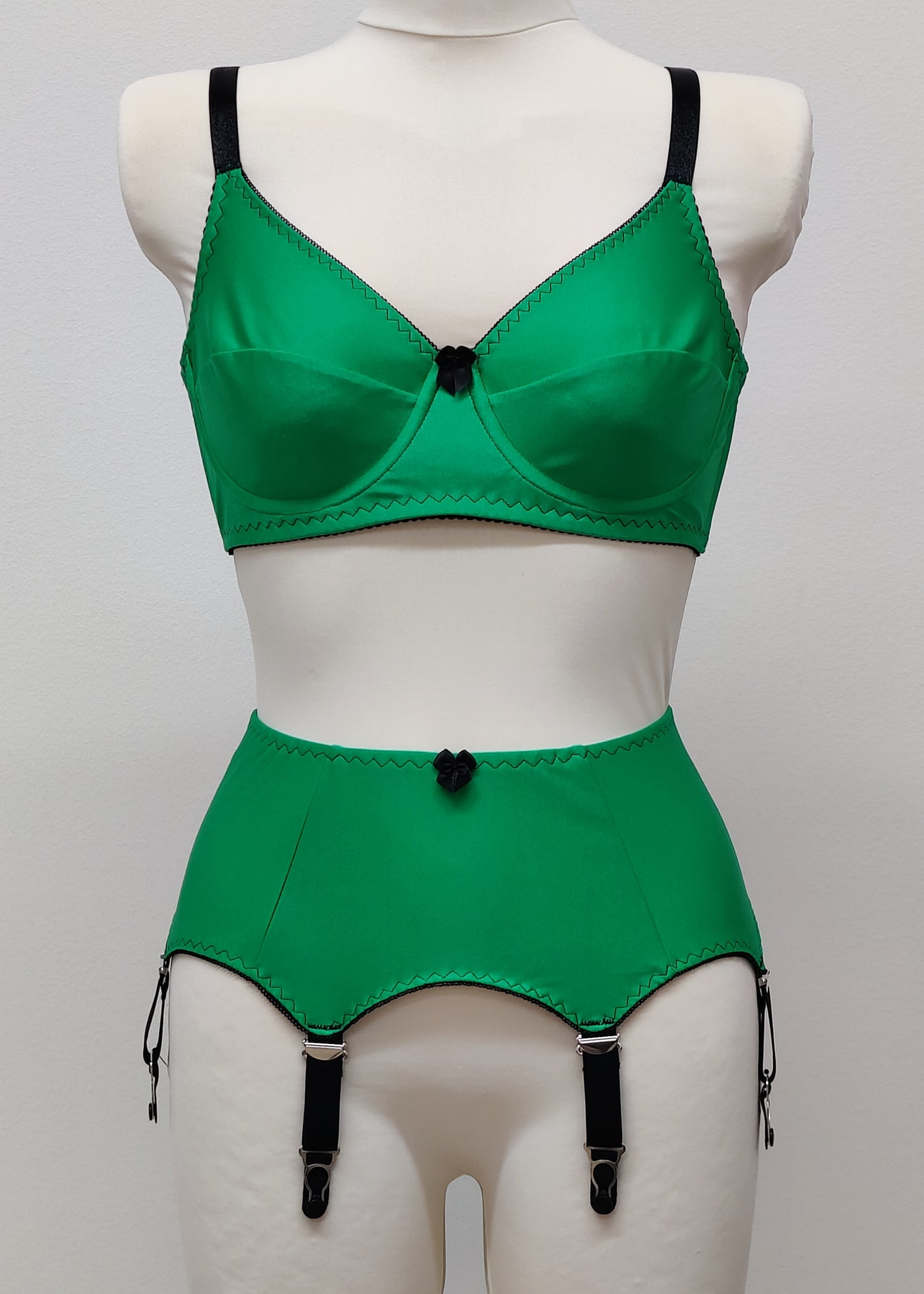 Green lingerie set with 6 strap Greta garter belt and full cup bra, on a mannequin against a gray background