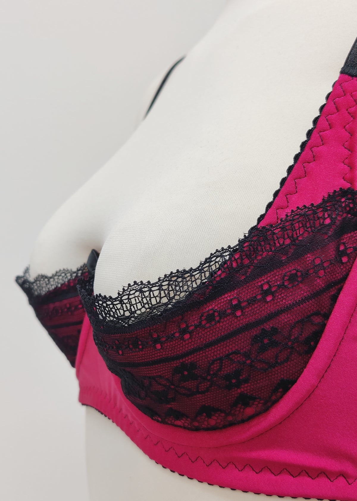 magenta pink, quarter cup Lucy bra with Black lace nr. 2 , detail