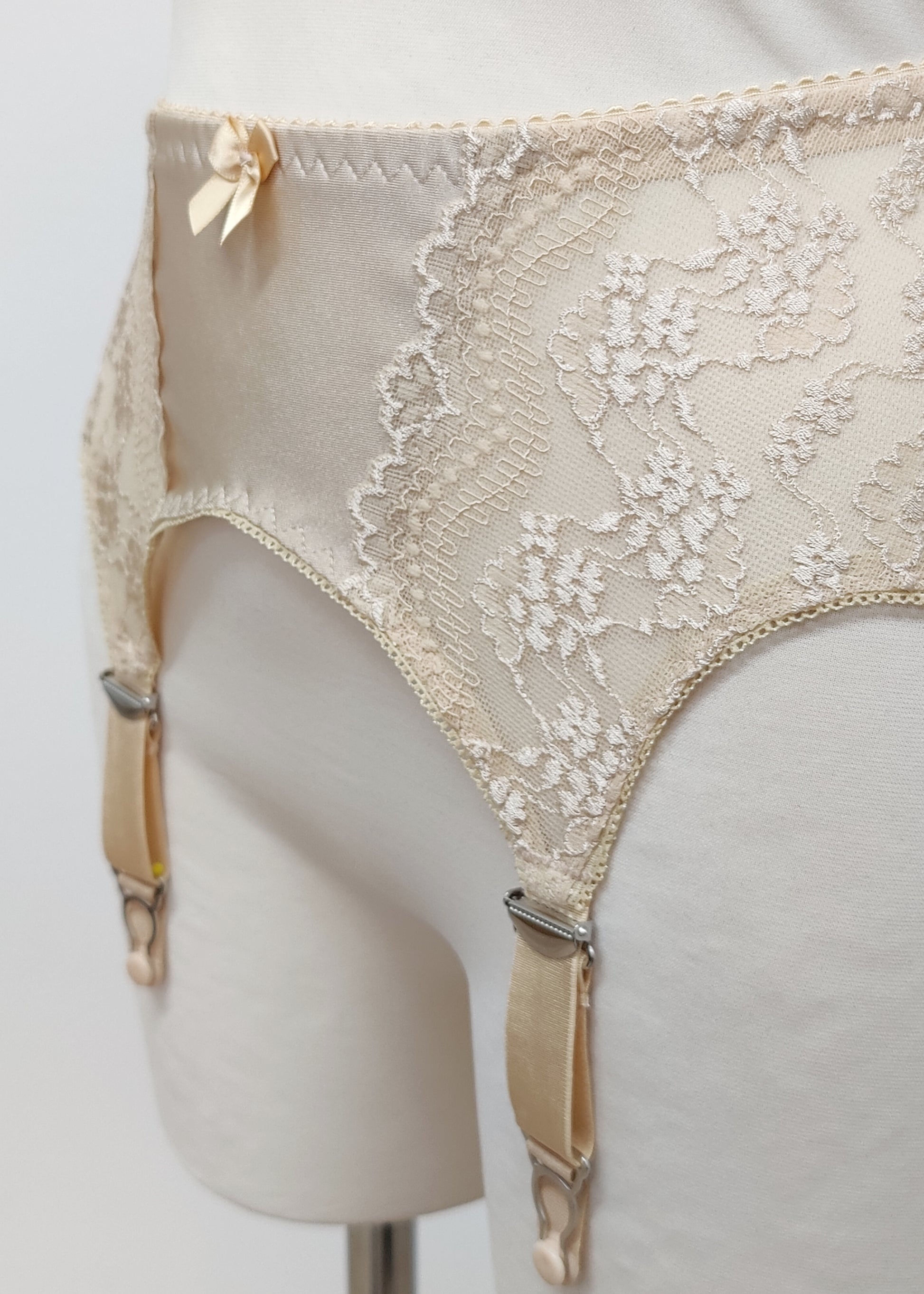 Beige lace 6 strap retro style Mona garter belt with side lace panels, detail