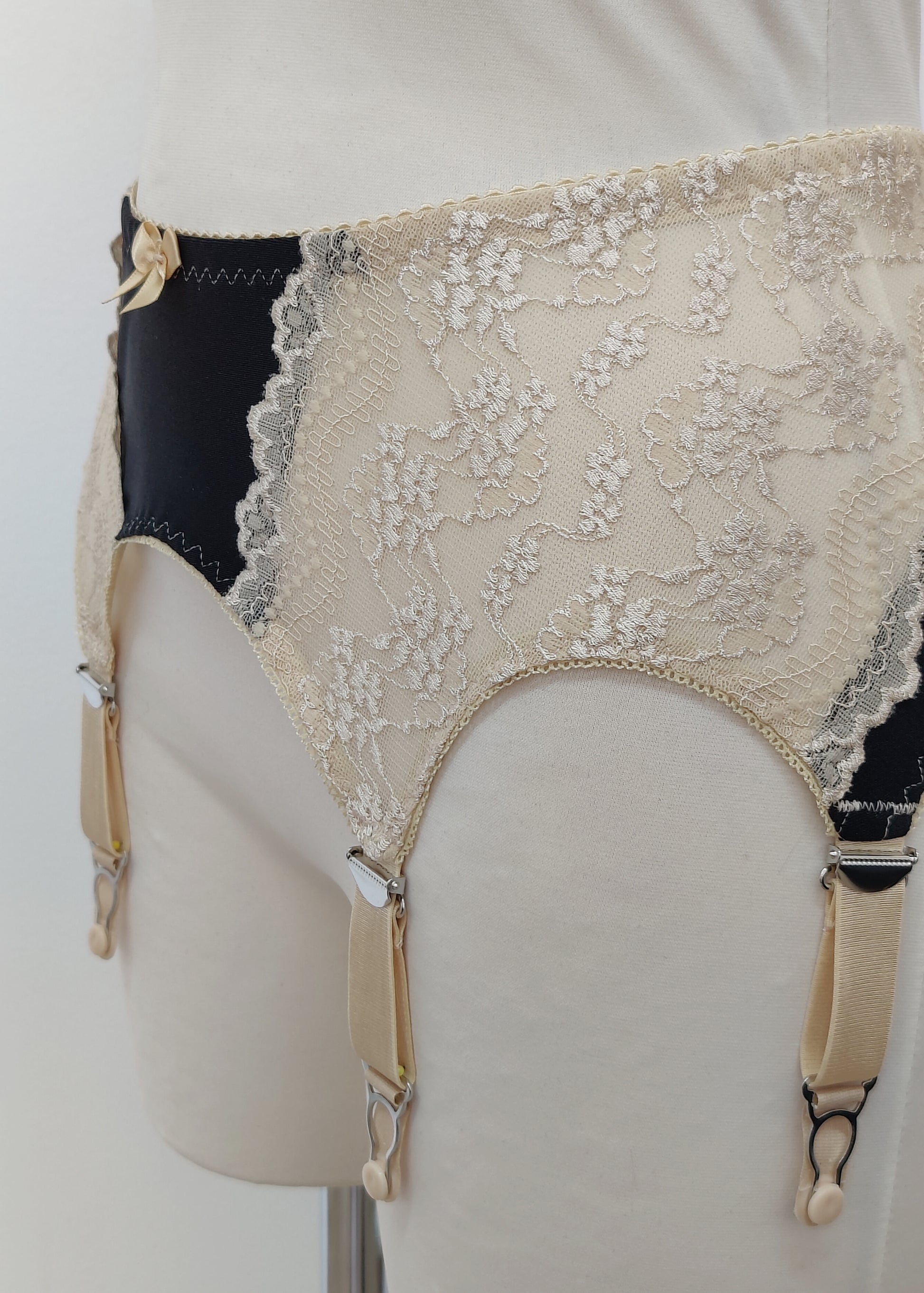 Black with beige lace 6 strap retro style Mona garter belt with side lace panels, detail