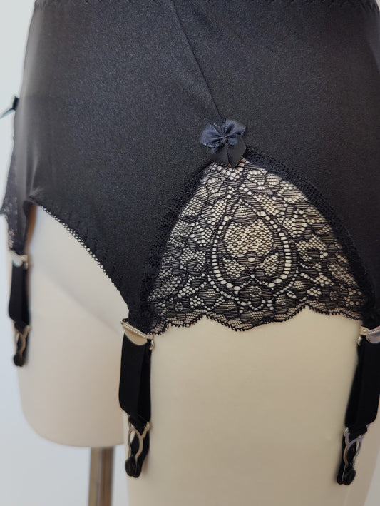 black, retro style, 6 strap Scarlett garter belt with black straps and lace side inserts, detail