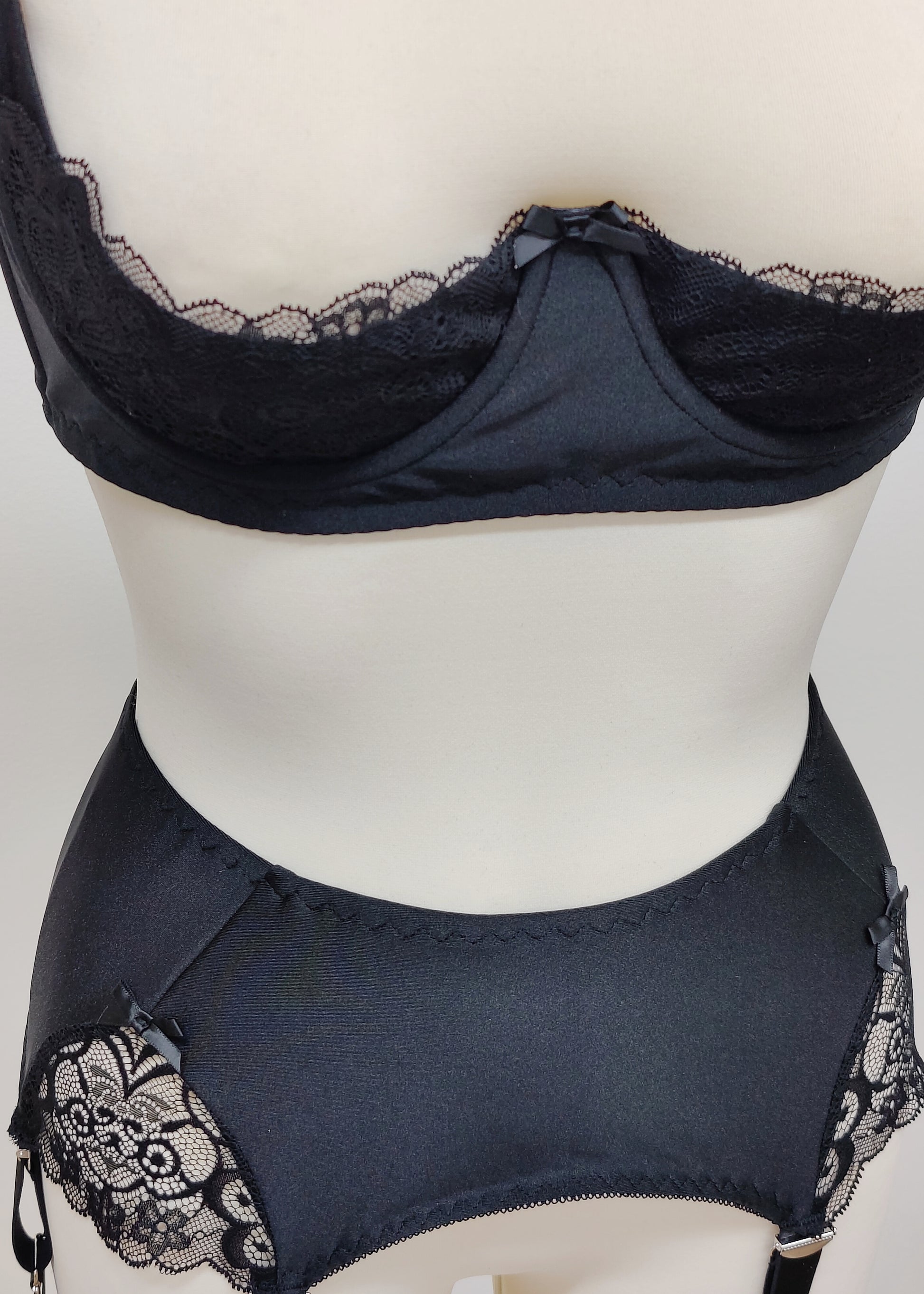 Black lace Open Cup LUCY Bra with more colors available -  日本